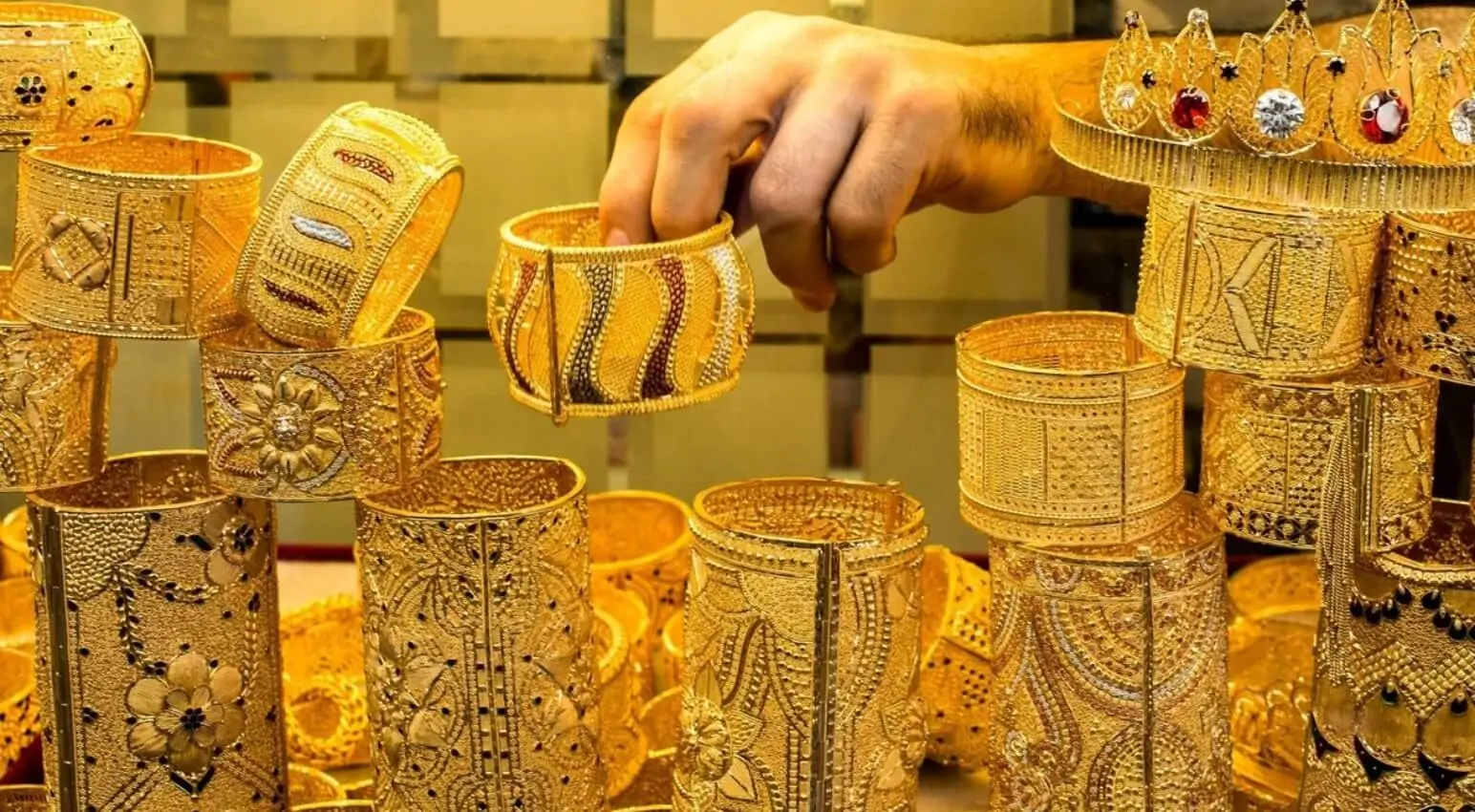 الذهب يواصل التحليق في السماء مرتبطا بالبنوك التي تقدم شهادات 27% 10 الذهب يواصل التحليق في السماء بالتزامن مع طرح البنوك للشهادات بفائدة 27%